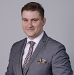 Pośrednik Tomasz Góralczyk pracujący w biurze nieruchomości: GÓRALCZYK NIERUCHOMOŚCI